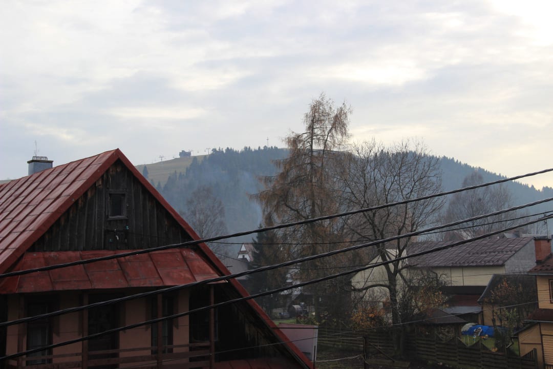 Widok z pokoju od strony drogi Villa Magnat