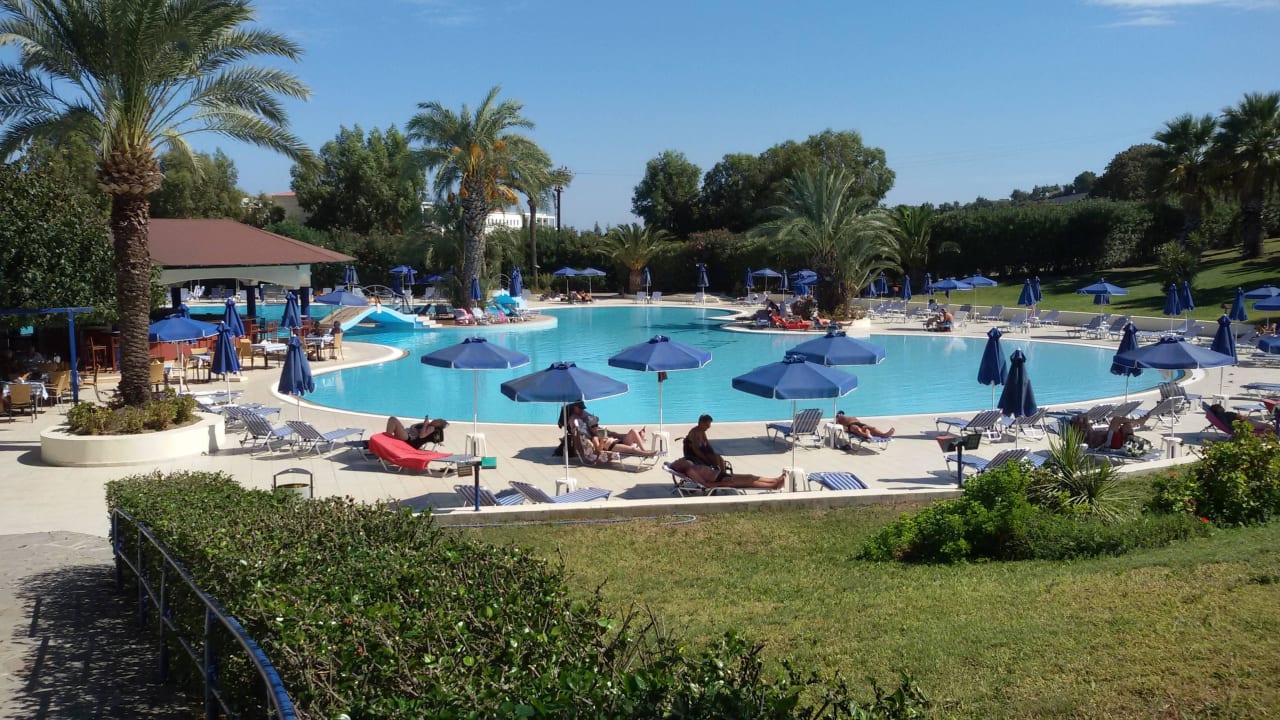 Blick auf die schöne Poolanlage Kresten Palace Hotel