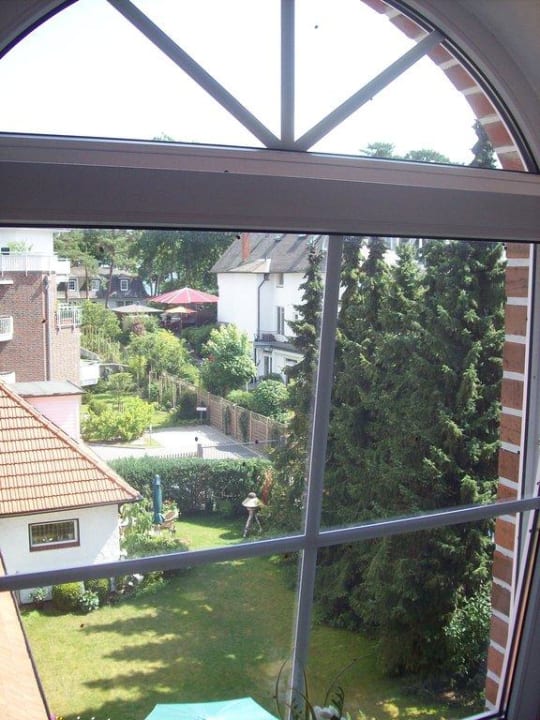 Ausblick vom Treppenhaus auf Garten Landhaus Appartmenthaus Christiansen