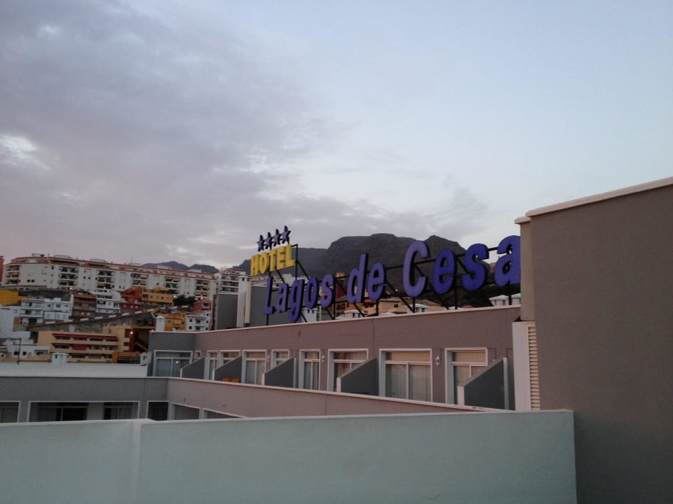 Hotellogo vom Hoteldach (Liegebereich 4. Etage) BLUESEA Lagos de Cesar