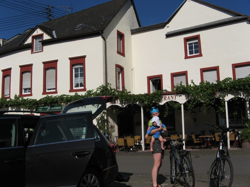 Hotel, pohled z ulice / parkoviště Weinhaus Hotel zum Josefshof