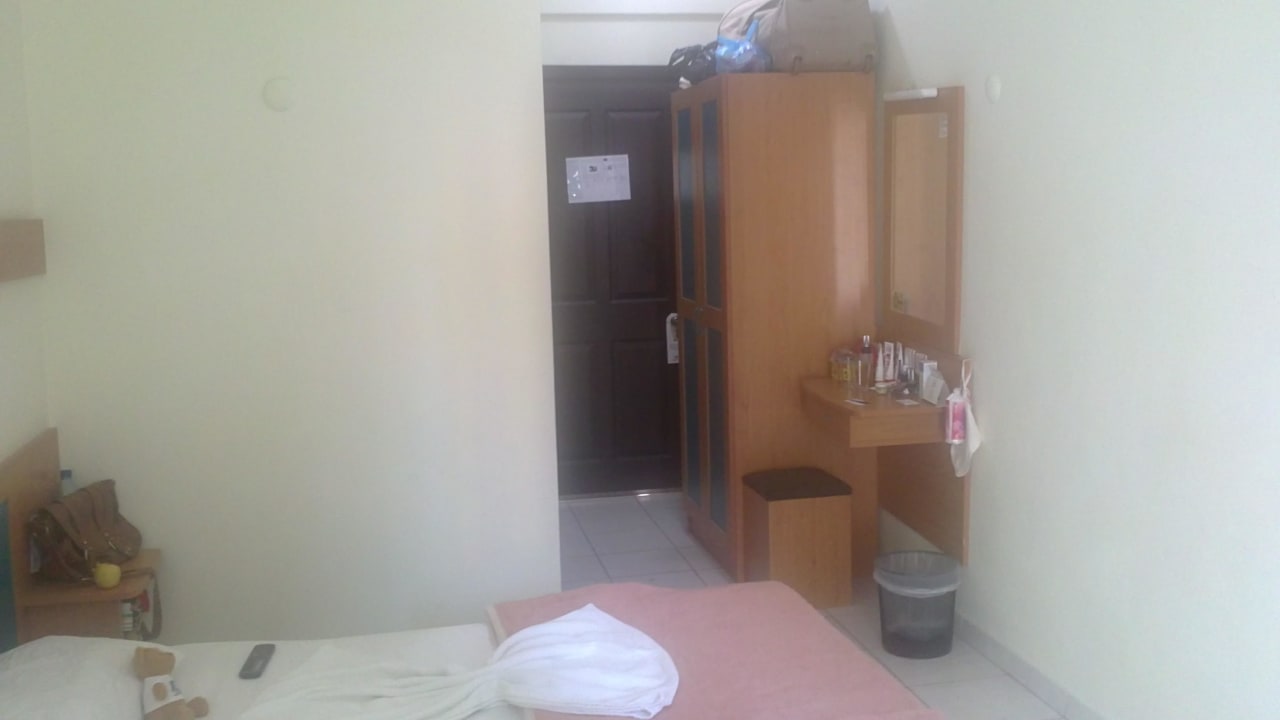 Входная дверь перегорожена шкафом Hotel Aslan City Kleopatra