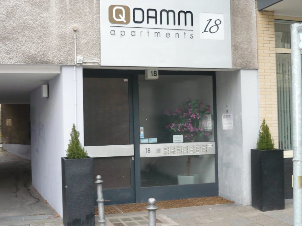 Portone all'entrata Q-damm Apartments