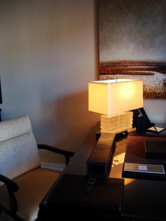 Schreibtisch mit zwei Sesseln Breidenbacher Hof