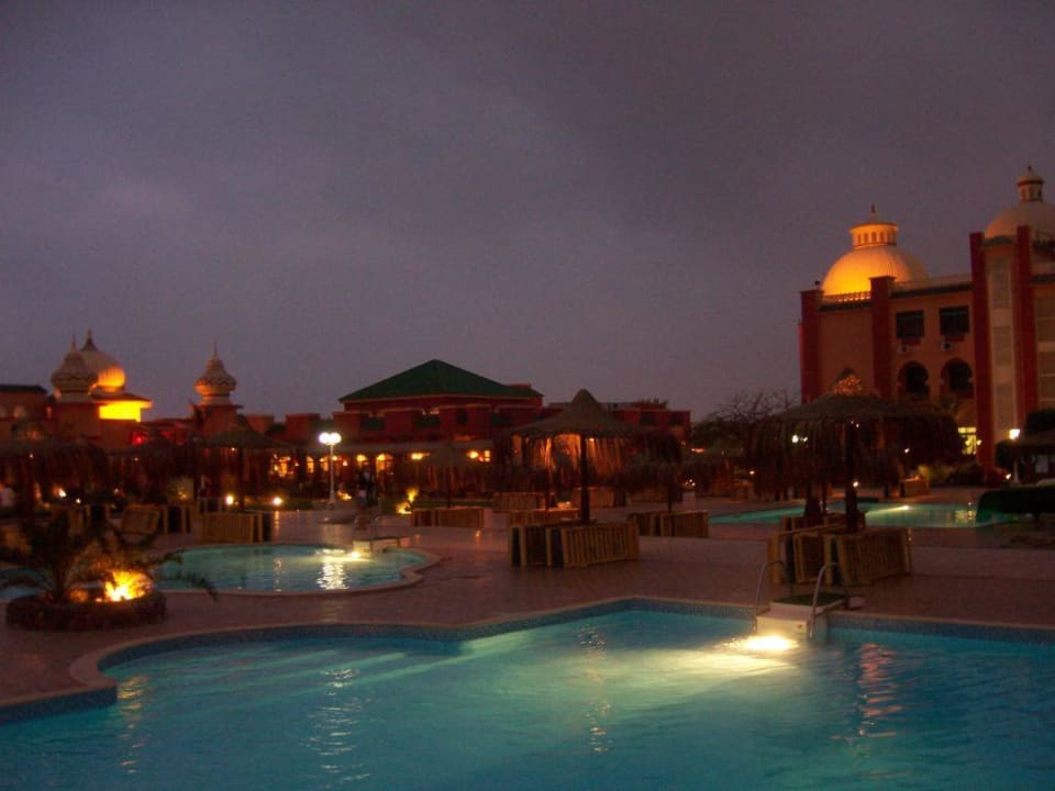 Poolanlage bei Dämmerung 4 Pickalbatros Aqua Park Resort - Hurghada