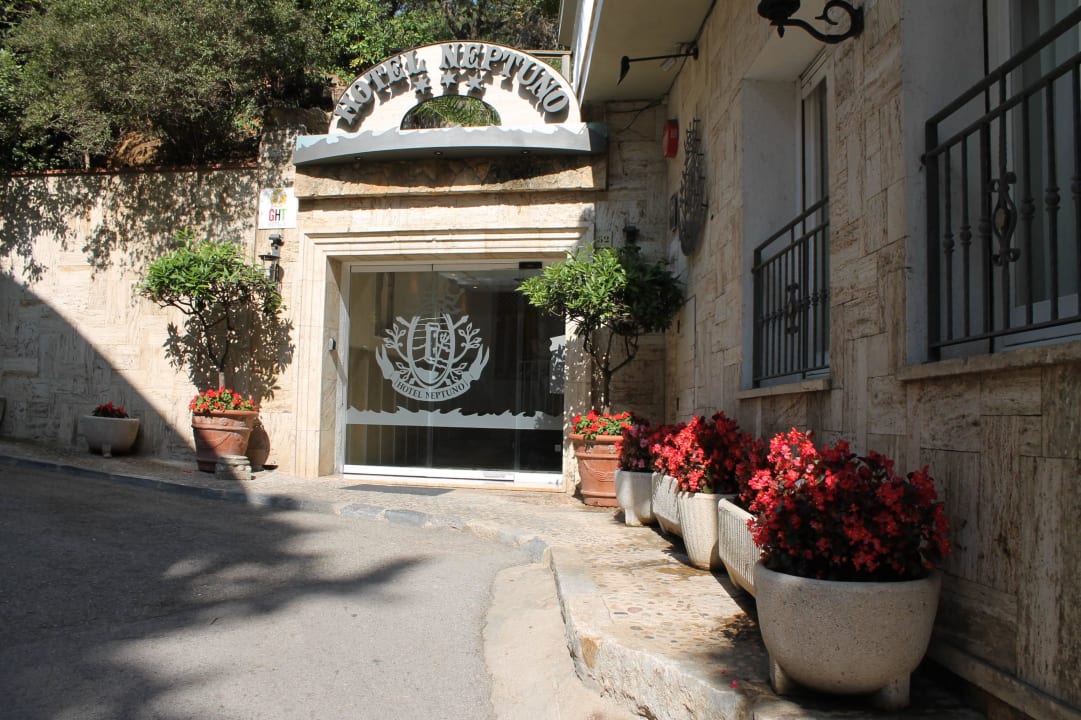 Entrance Hotel GHT Neptuno