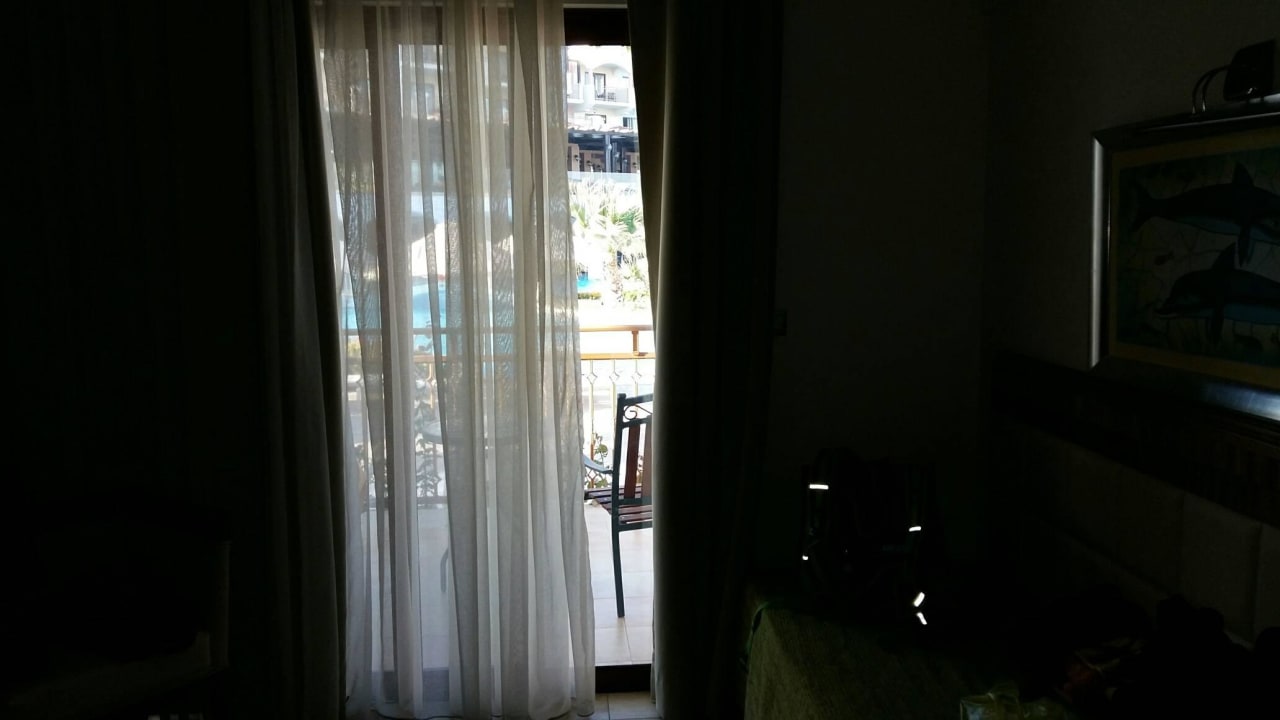 So verläßt die Putzfrau das Zimmer Balkontür auf Lindos Imperial Resort & Spa