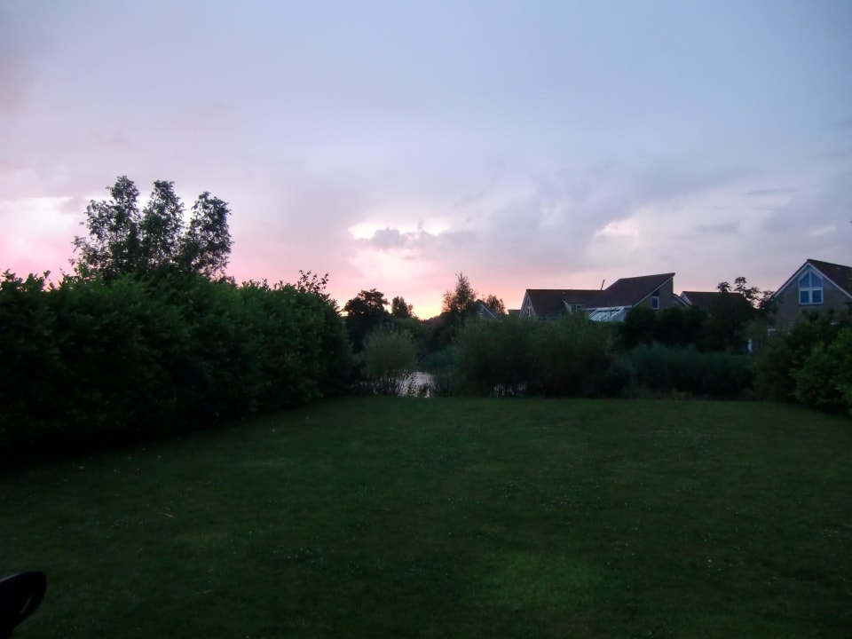 Blick von der Terrasse in den Garten Hotel Strandpark Scheldeveste