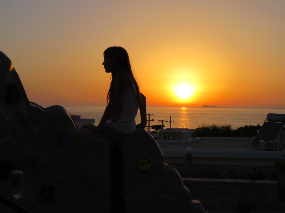 Großer Spielplatz bei Sonnenuntergang Hotel Kouros Palace
