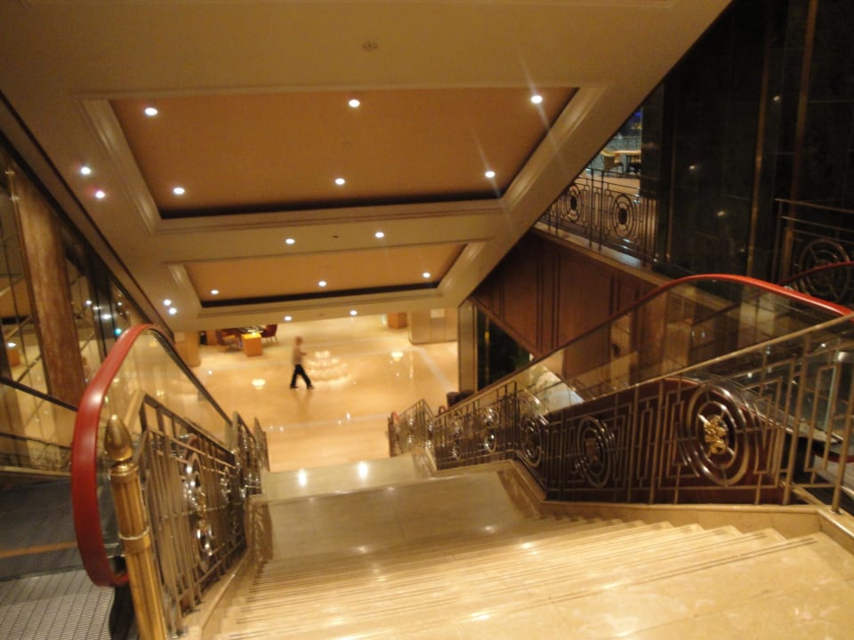 Rolltreppen zum Restaurantbereich Sheraton Saigon Grand Opera Hotel