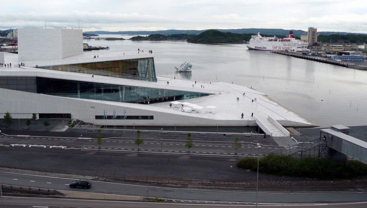 Stena Saga and Oslo Harbour Thon Hotel Opera