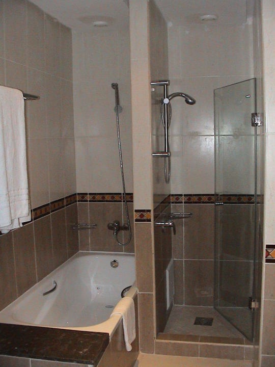 Badezimmer mit Dusche und Badewanne Hotel Eden Andalous Aquapark & SPA