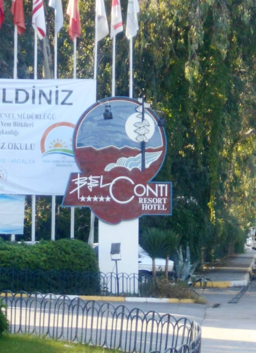 Einfahrt zum Hotelgelände Belconti Resort Hotel