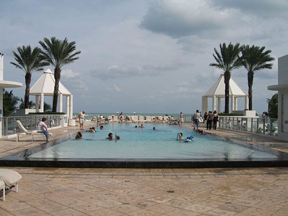 2. Pool Diplomat Resort & Spa Hollywood, Curio Collection by Hilton