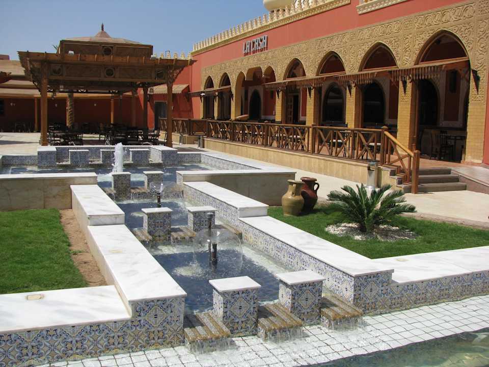 Zentralplatz mit Restaurants  Pickalbatros Alf Leila Wa Leila Resort - Neverland Hurghada