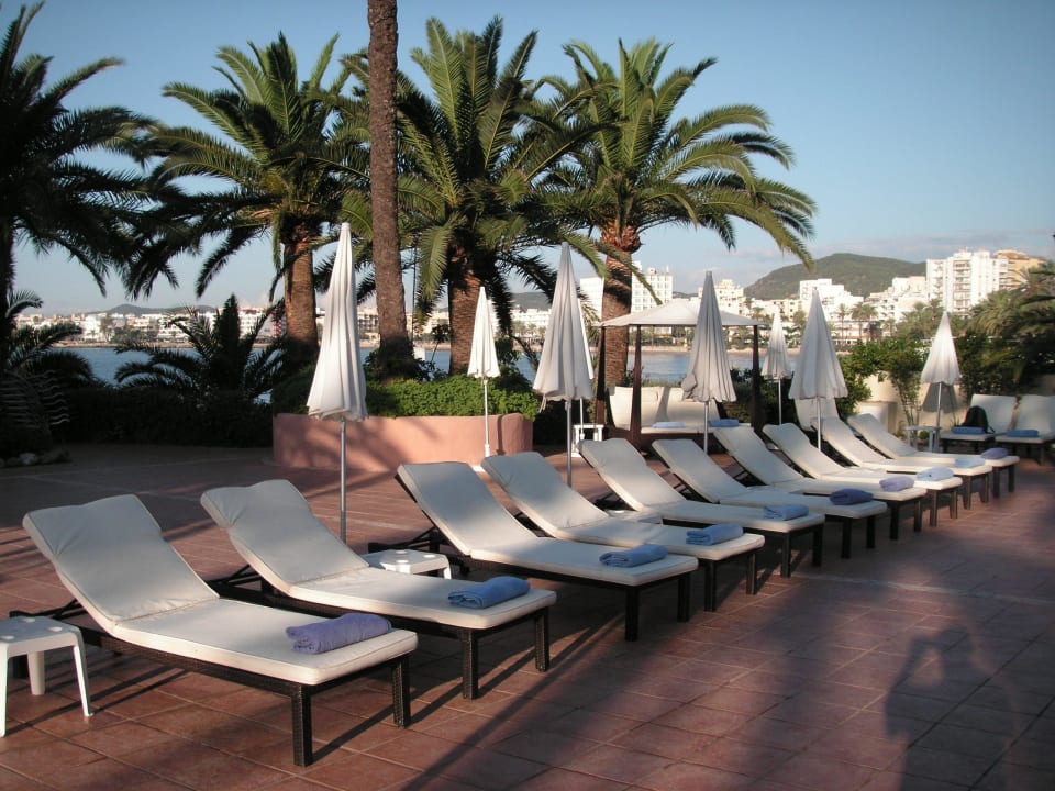 Liegen mit Badetuch bereit zum verweilen. THB Los Molinos - Adults only