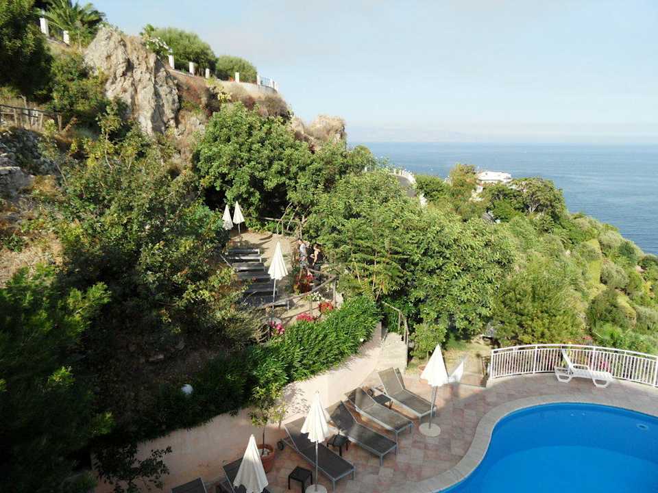 Liegeterrassen oberhalb des Pools TUI Blue Puntamare