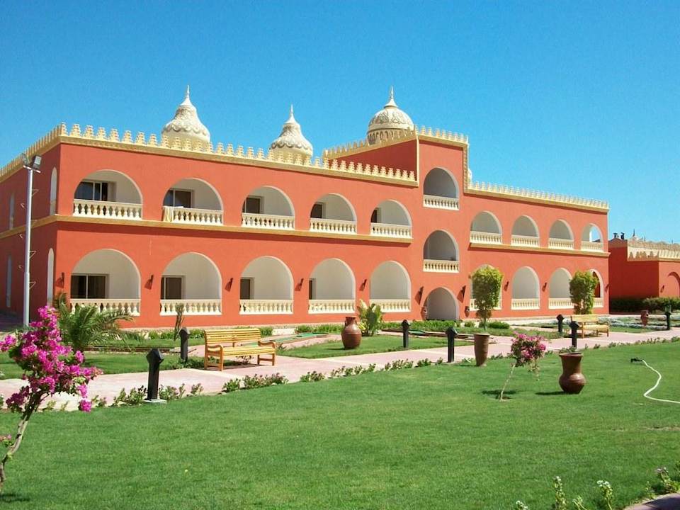 Ein Zimmerblock am Oasis Pool Pickalbatros Alf Leila Wa Leila Resort - Neverland Hurghada