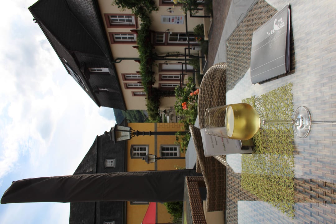 Relaxen bei einem Glas Moselwein Moselschlösschen Spa & Resort