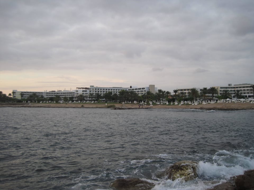 Blick auf das Hotel Constantinou Bros Athena Beach Hotel