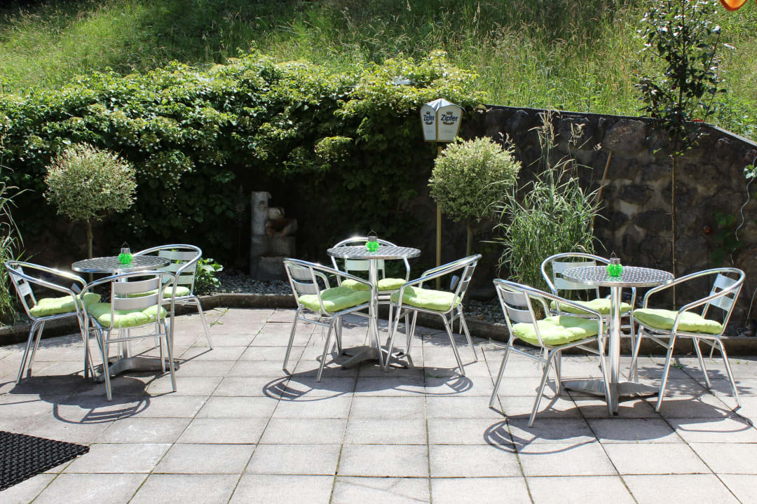 Gartenanlage Hotel Pension Almrose