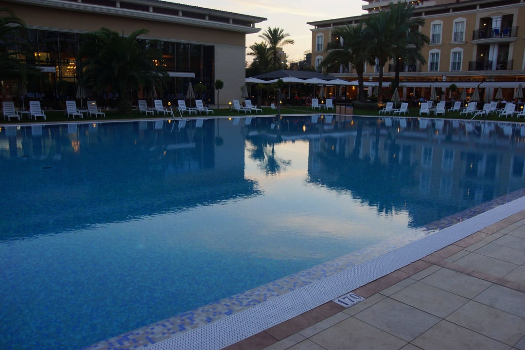 Schöner großer Pool die tiefste Stelle 170 cm Grupotel Playa de Palma Suites & Spa