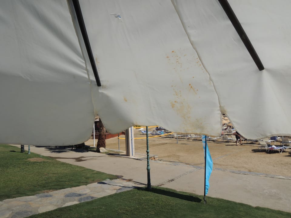 Verschmutzte Sonnenschirme Bodrum Park Resort