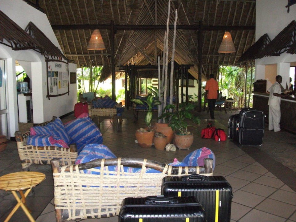 Lobby Bahari Beach Hotel