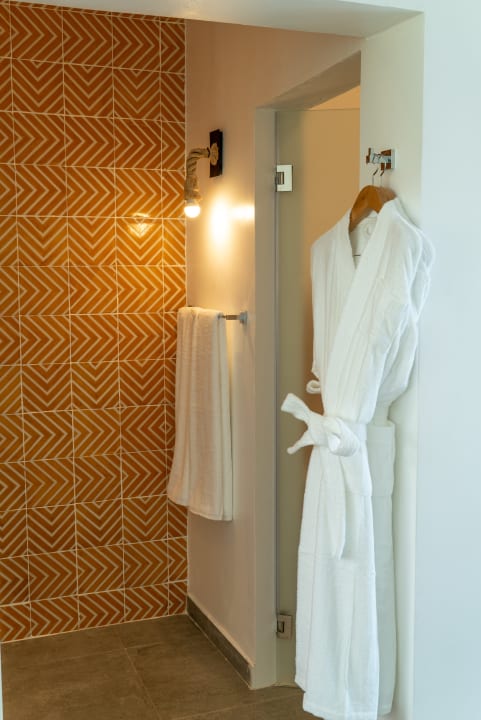 Zimmer Le Mersenne Zanzibar, Autograph Collection