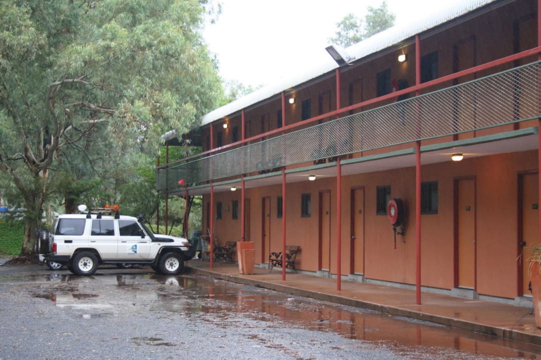 Zimmereingang mit dem Parkplatz vor der Tür Hotel Heavitree Gap Outback Lodge