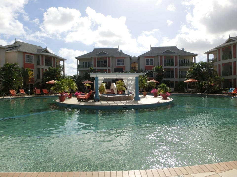 Pool Bay Gardens Beach Resort