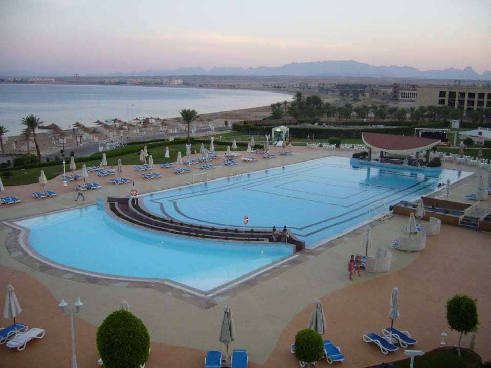 Poolanlage und Strand direkt dahinter Old Palace Resort Sahl Hasheesh