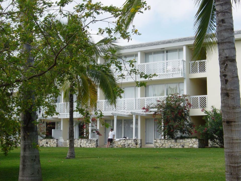Blick auf die Gartenzimmer mit Terrasse/-Balkon Hotel Our Lucaya - Lighthouse Point