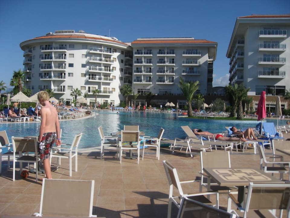 Blick über den Pool zum Hotel Seaden Sea World Resort & Spa