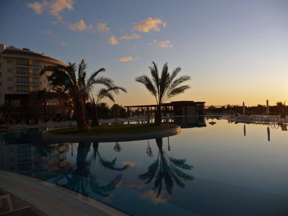 Sea World Resort Poolanlage am Abend Seaden Sea World Resort & Spa