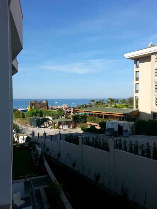 Blick zur Meerseite und zum Schwesternhotel Adalya Adalya Ocean Deluxe