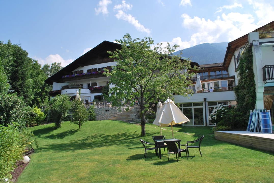 Oben Terrasse unten der schöne Garten Baumgartner's Blumenhotel