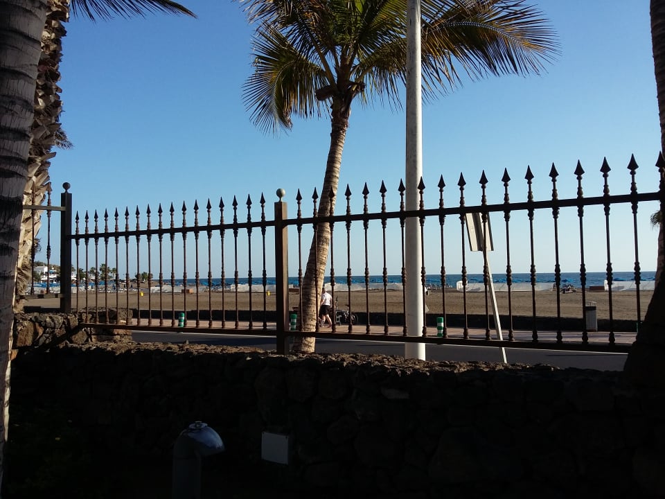 Blick vom Außenbereich Garten zum Strand Hipotels La Geria
