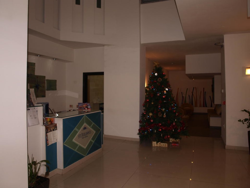Foyer /Rezeption weihnachtlich geschmückt St. Julian's Bay Hotel