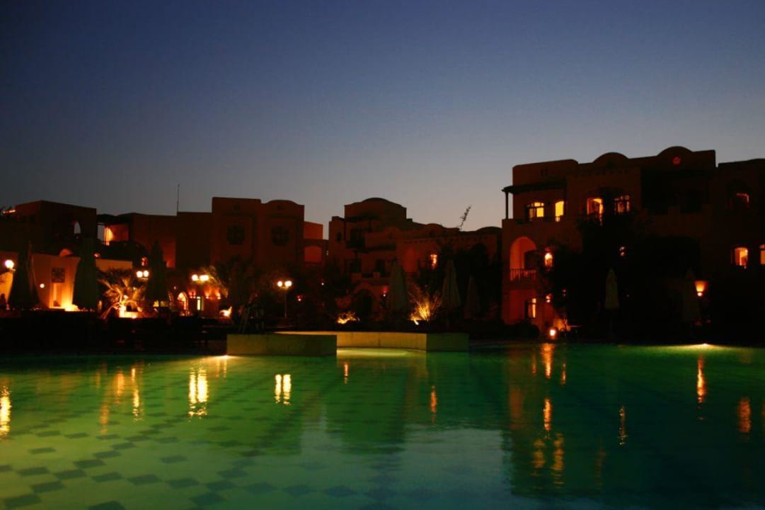 Pool Resort bei Nacht Three Corners Rihana Resort Deluxe