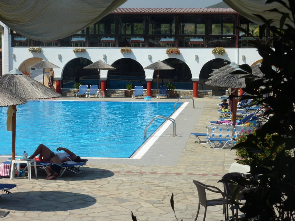 Pool dahinter Restaurant im 1. Stock Blue Dolphin Resort Hotel