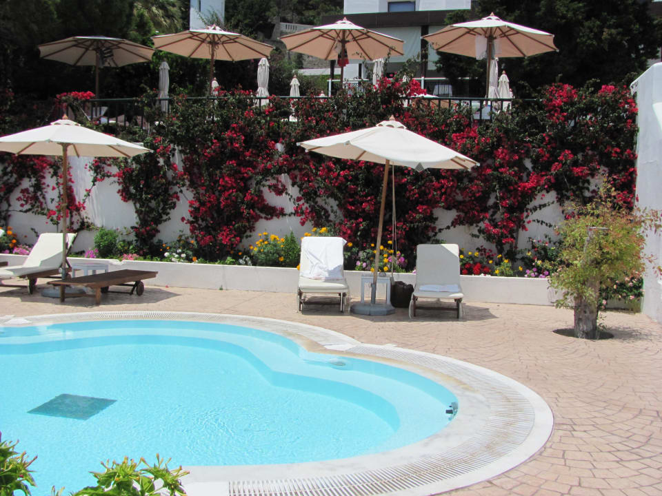 Einer von mehreren auf dem Gelände verteilten Pool Esperos Village Blue & Spa - Adults only