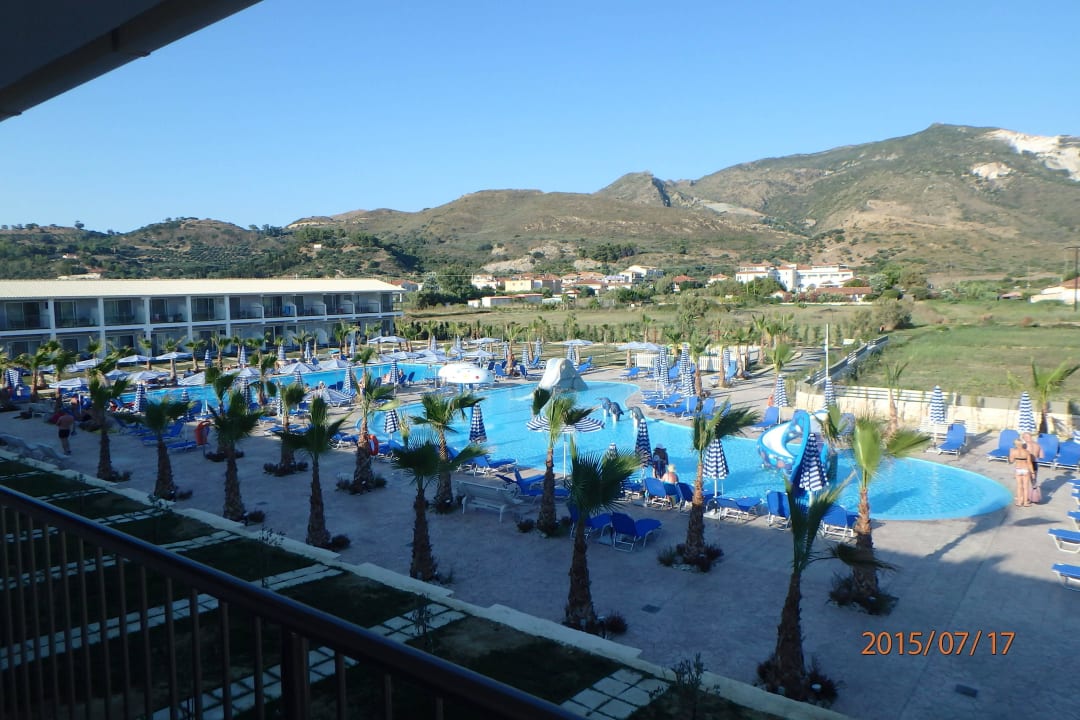 Basen i góry Caretta Island Hotel