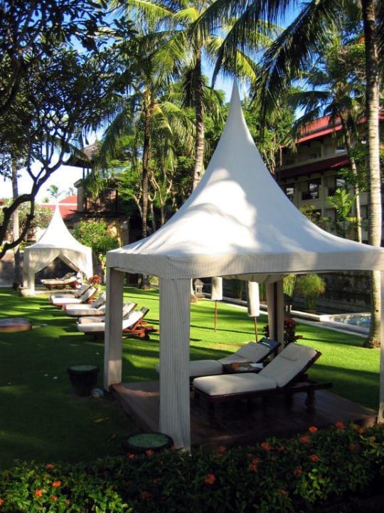 Liegen im Garten InterContinental Bali Resort