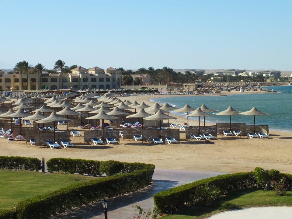 Hotelstrand mit Sonnenschirmen, Liegen, Windschutz Cleopatra Luxury Resort Makadi Bay