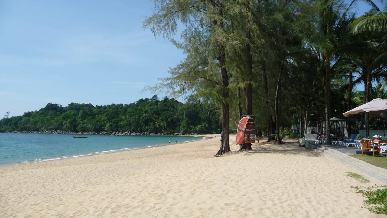Blick nach rechts The Briza Beach Resort Khaolak