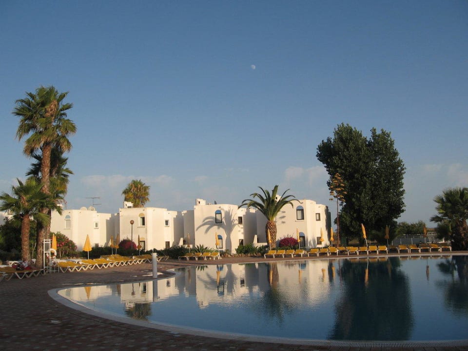 Basen wieczorem Golden Club Cabanas