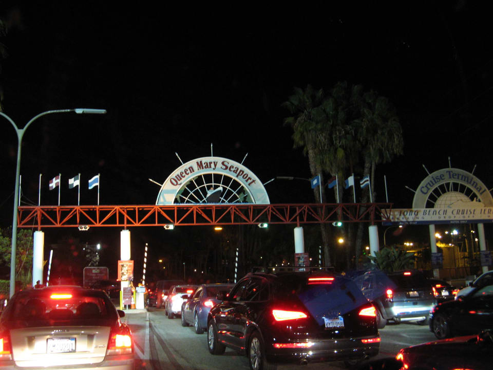 Zufahrtsstraße zum Schiff The Queen Mary