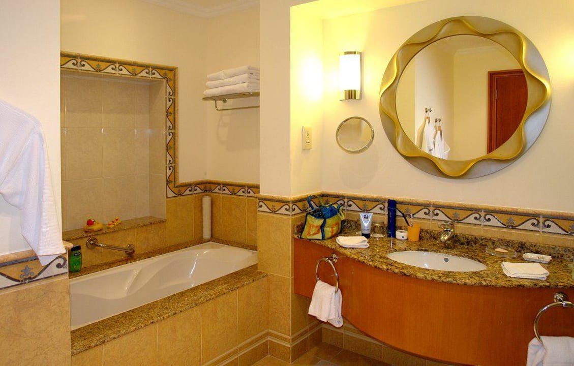 Badezimmer Hotel Le Meridien Al Aqah Beach Resort