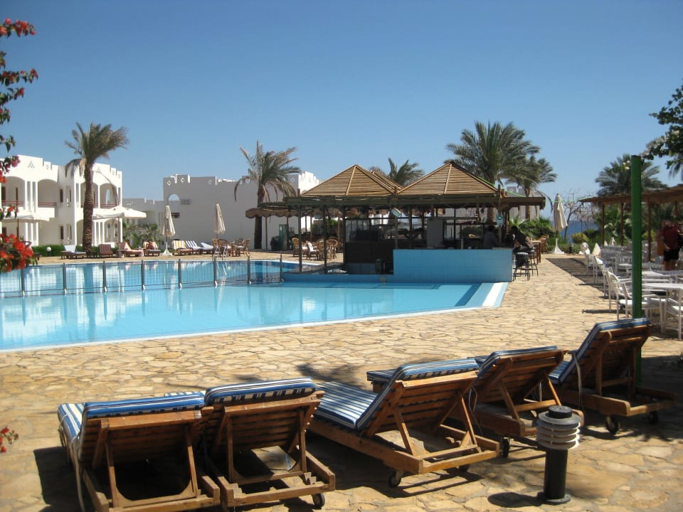 Unterer Pool mit Bar und Meerblick Happy Life Village